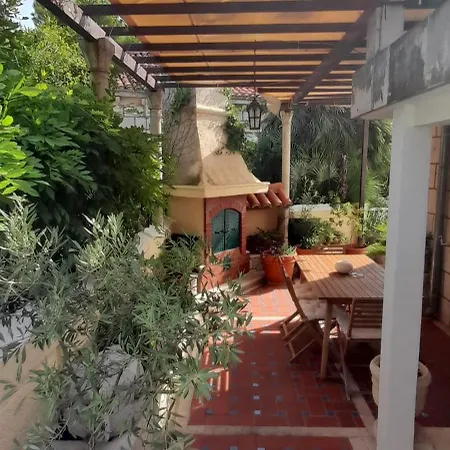 Dube Apartment, 100m 招待所 3*