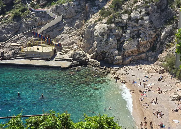 Dube Apartment, 100m ゲストハウス